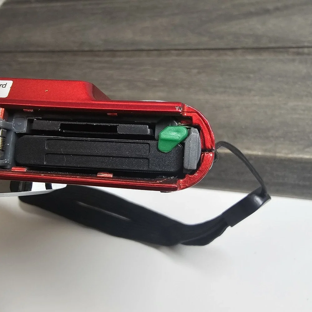 Polaroid‎ iE826 18.0MP 8x Zoom Compact Digital Camera With Battery For Parts